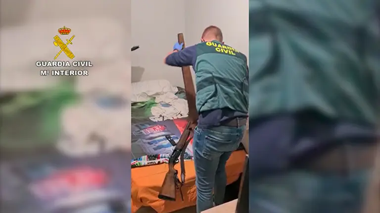 Escopeta robada que fue encontrada en el domicilio del detenido. GUARDIA CIVIL