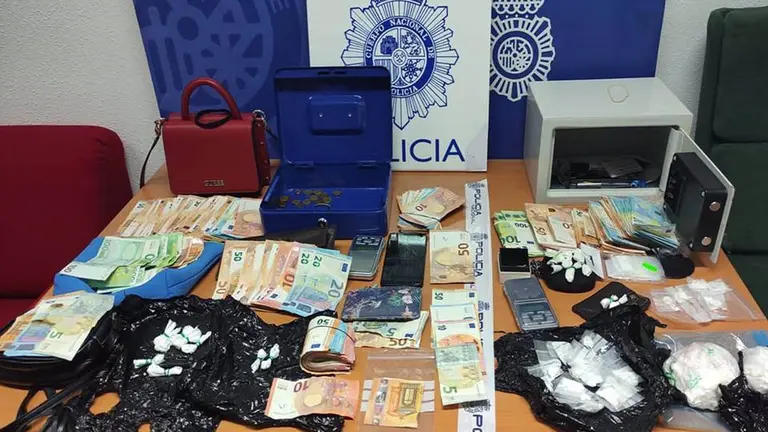 Sustancias y dinero intervenido. POLICÍA NACIONAL