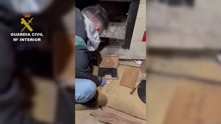 Un agente de la Guardia Civil registra uno de los domicilios de los detenidos. GUARDIA CIVIL