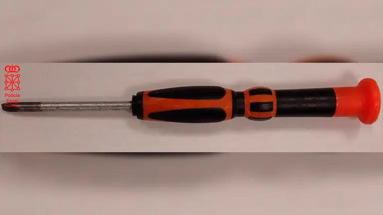 Destornillador sustraído en una de las viviendas e intervenido a los sospechosos. POLICÍA FORAL