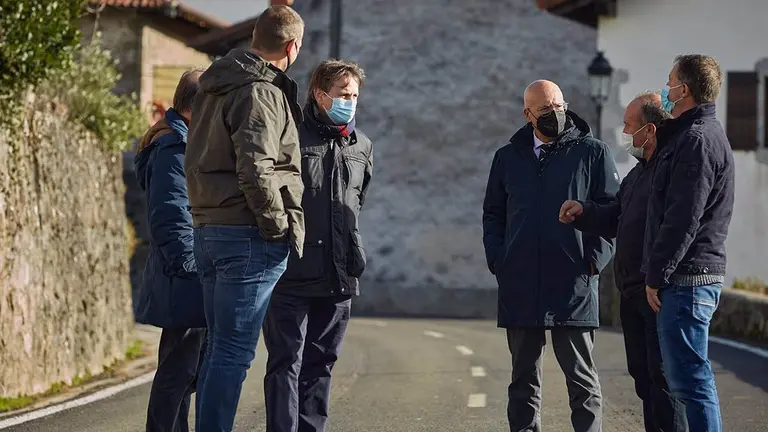El consejero Ciriza y el director general de Obras Públicas e Infraestructuras, Pedro López, en una reciente visita a una carretera en Aldatz. GOBIERNO DE NAVARRA