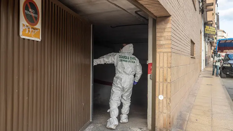 GRAF4194. TOTANA, 09/02/2022.- Un agente de la unidad criminalística de la Guardia Civil entra en el garaje de la calle de la Rambla número 7 donde este miércoles ha aparecido, en el interior de un trastero, el cadáver de una joven de 17 años que llevaba 24 horas desaparecida. Su expareja sentimental, de 17 años, ha sido detenido como presunto autor del homicidio. EFE/Marcial Guillén
