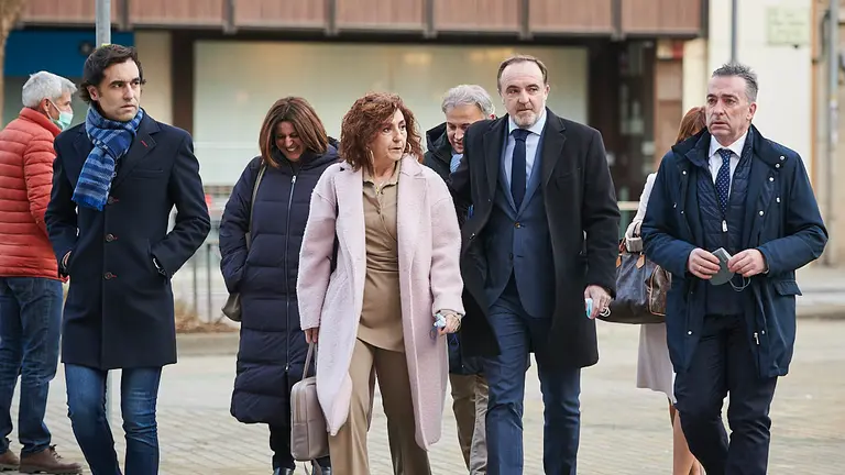 Parlamentarios de UPN junto a Javier Esparza a la entrada al Parlamento. PABLO LASAOSA