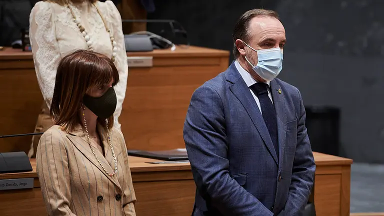 María Jesús Valdemoros junto a Javier Esparza durante un minuto de silencio en el Parlamento. PABLO LASAOSA