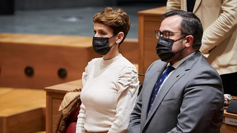 María Chivite y Javier Remírez durante el minuto de silenico en el Parlamento. PABLO LASAOSA