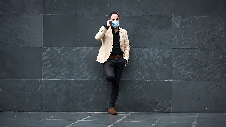 Ramón Alzórriz habla por su teléfono en el átrio del Parlamento. PABLO LASAOSA