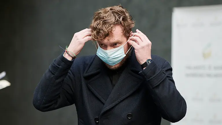 Maiorga Ramírez se pone la mascarilla después de atender a los medios de comunicación. PABLO LASAOSA