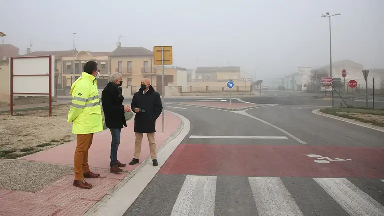 El consejero de Cohesión Territorial, Bernardo Ciriza, el alcalde de Caparroso, Carlos Alcuaz, y el director del Servicio de Conservación, Pablo González, durante la visita a la travesía. GOBIERNO DE NAVARRA