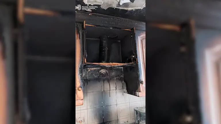 Imagen de los daños ocasionados por el fuego en el incendio del piso de Iturrama. POLICÍA MUNICIPAL
