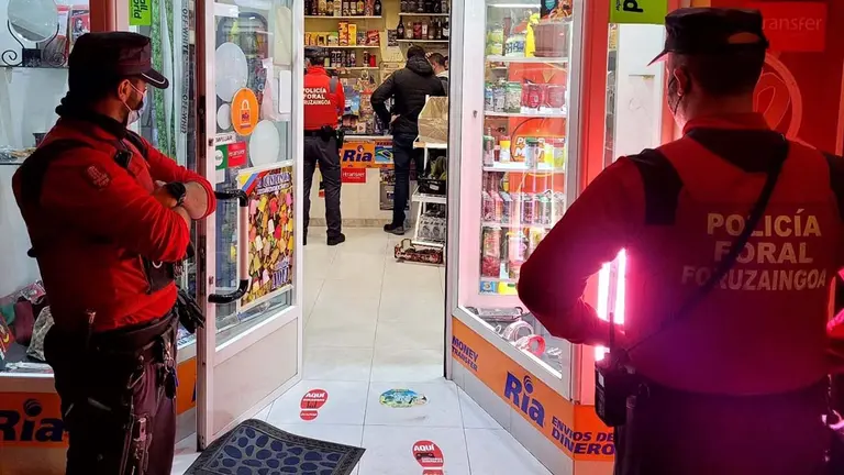 Momento de la inspección en el local. POLICÍA FORAL