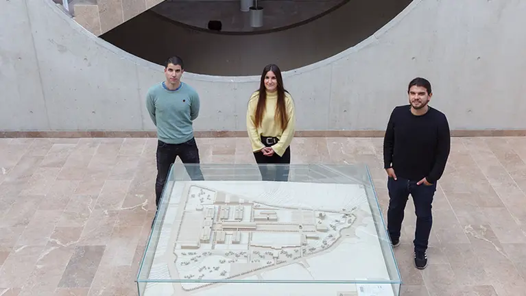 Las personas galardonadas, en el edificio del rectorado de la UPNA. De izda. a dcha., Aritz Adin Urtasun, Nerea de Acha Morrás y Juan Carlos García Funes. UPNA