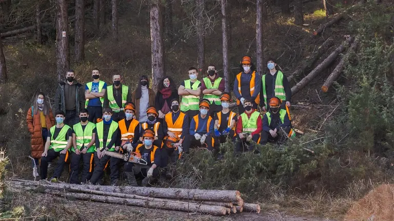 Alumnado que estudia Grado Medio y Superior en Gestión Forestal en el C.I. Agroforestal trabajan para recuperar bósques autóctonos. AYUNTAMIENTO DE PAMPLONA