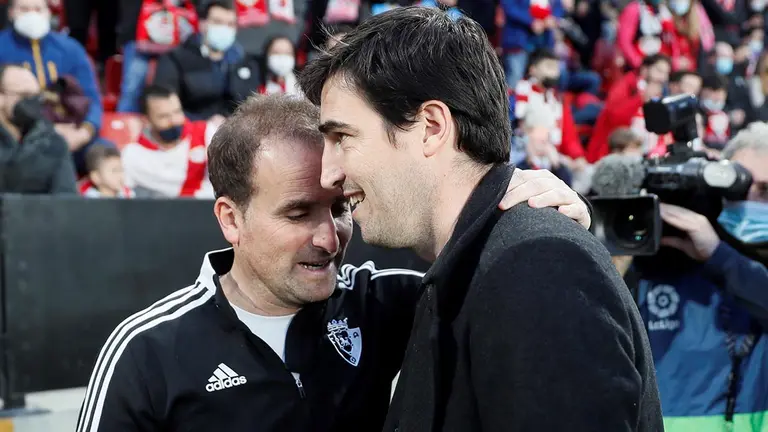 MADRID, 12/02/2022.-El entrenador de Osasuna Jagoba Arrasate, y el entrenador del Rayo Vallecano Andoni Iraola, durante el partido de la jornada 24 de LaLiga en el estadio de Vallecas en Madrid.- EFE / Mariscal
