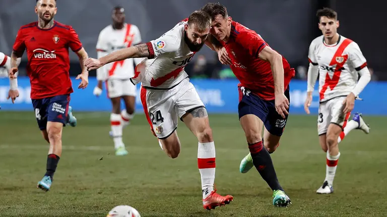 MADRID, 12/02/2022.-El delantero de Osasuna Ante Budimir, y el defensa del Rayo Vallecano Esteban Saveljich, durante el partido de la jornada 24 de LaLiga en el estadio de Vallecas en Madrid.- EFE / Mariscal
