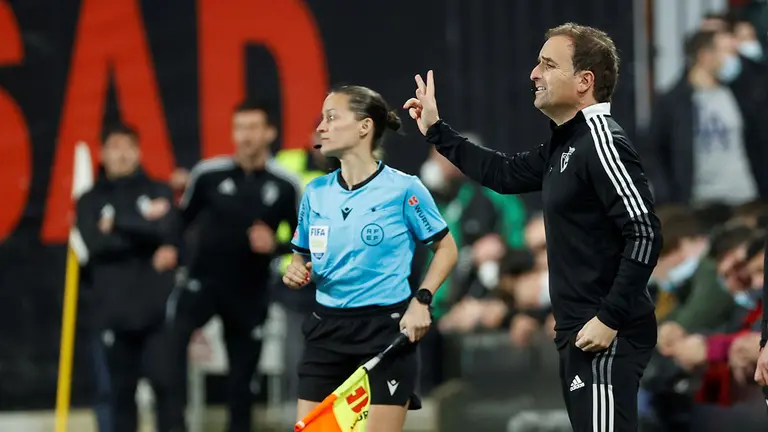 MADRID, 12/02/2022.-El entrenador de Osasuna Jagoba Arrasate, durante el partido de la jornada 24 de LaLiga contra el Rayo Vallecano en el estadio de Vallecas en Madrid.- EFE / Mariscal
