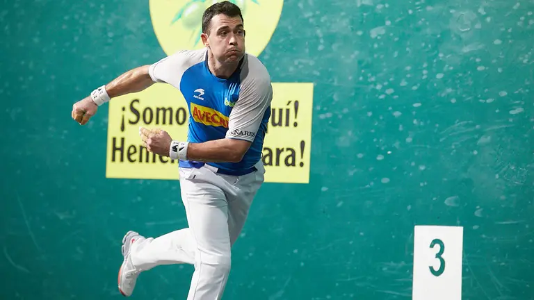 Partido correspondiente a la penúltima jornada del Campeonato de Parejas de Pelota entre Ezkurdia-Tolosa y Jaka-Mariezkurrena celebrado en el frontón Labrit de Pamplona. IÑIGO ALZUGARAY