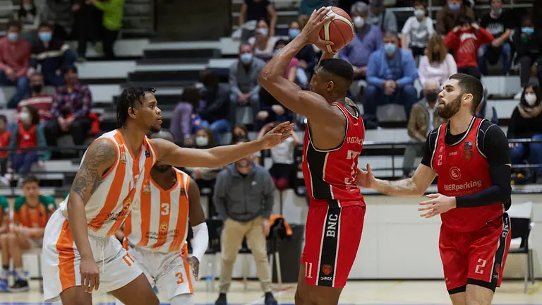 Partido de baloncesto correspondiente a la liga LEB Plata entre ENERparking Basket Navarra y Club Baloncesto Morón celebrado en el Polideportivo Arrosadía de Pamplona. IÑIGO ALZUGARAY