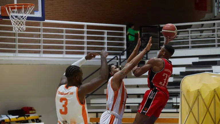 Partido de baloncesto correspondiente a la liga LEB Plata entre ENERparking Basket Navarra y Club Baloncesto Morón celebrado en el Polideportivo Arrosadía de Pamplona. IÑIGO ALZUGARAY