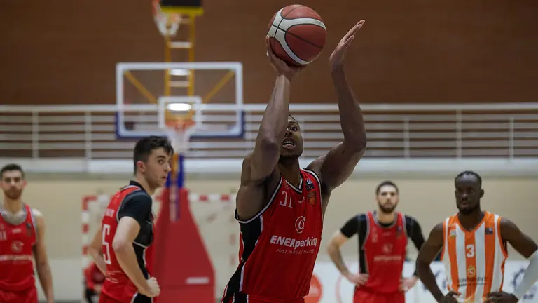 Partido de baloncesto correspondiente a la liga LEB Plata entre ENERparking Basket Navarra y Club Baloncesto Mor&oacute;n celebrado en el Polideportivo Arrosad&iacute;a de Pamplona. I&Ntilde;IGO ALZUGARAY