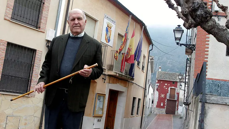 El popular José Luis Seguí es el alcalde que lleva más tiempo en el cargo de España, mañana 13 de febrero cumple 50 años al frente de Almudaina (Alicante), y en una entrevista a EFE repasa algunos de los secretos que le han llevado a ganar por mayoría absoluta las once elecciones municipales de la Democracia.EFE/ Morell