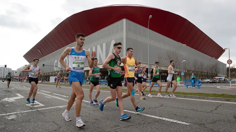 Los atletas de marcha María Pérez y Alberto Amezcua se han proclamado esta mañana campeones del LXIV Campeonato de España de 20 Kilómetros Marcha en Ruta Absoluto en la prueba celebrada esta mañana en Pamplona. En la imagen un momento de la competición a su paso por el exterior del estadio de El Sadar. EFE/ Villar López