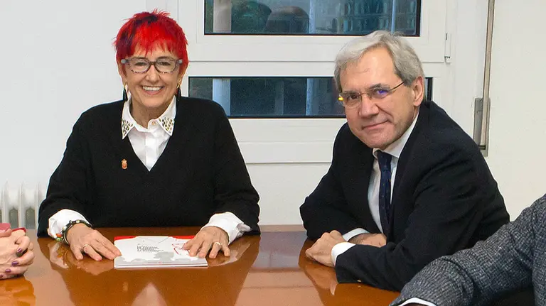 Santos Induráin y Salvador Tranche, en un encuentro que mantuvieron en Pamplona al inicio de la presente legislatura. ARCHIVO