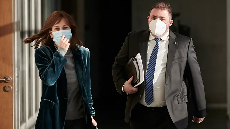 Uxue Barkos y Unai Hualde llegando a la Mesa y Junta de Portavoces. PABLO LASAOSA