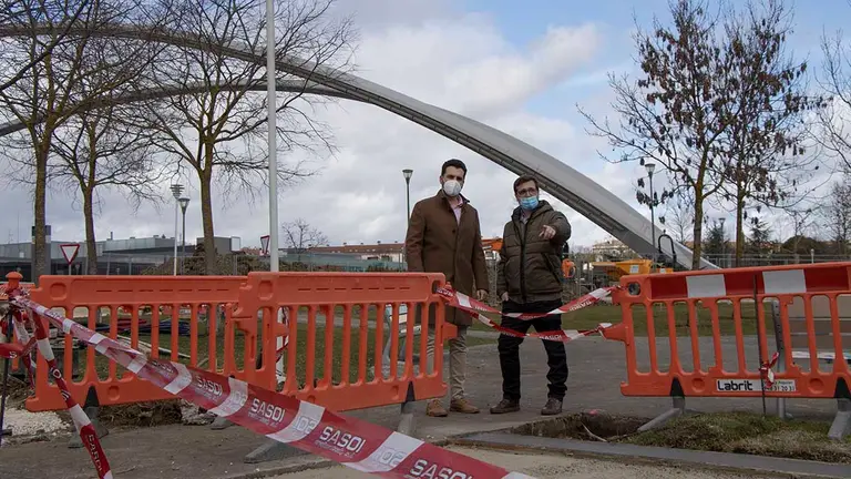 El alcalde de Zizur Mayor, Jon Gondán y Ales Mimentza, concejal de Urbanismo, presentan el proyecto de carril bici de la localidad. CEDIDA
