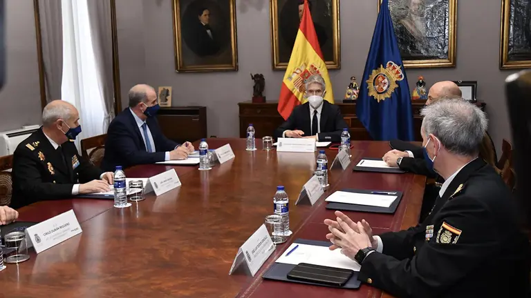 El ministro del Interior, Fernando Grande-Marlaska; el director general de la Policía, Francisco Pardo Piqueras, y los responsables de formación y selección. MINISTERIO DEL INTERIOR