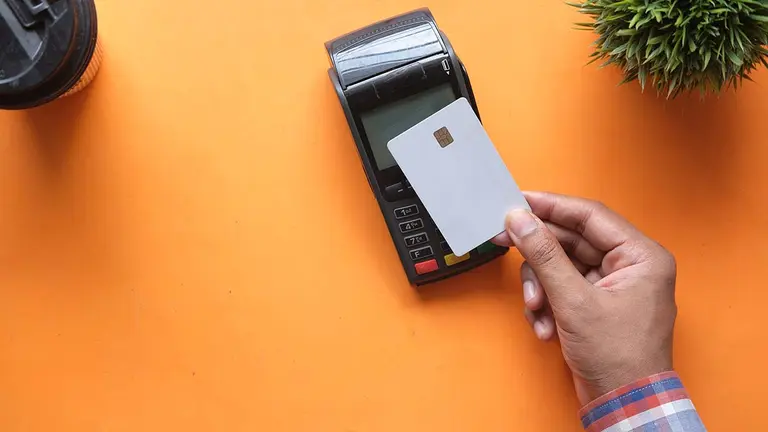 Una persona hace un pago con una tarjeta de crédito. ARCHIVO