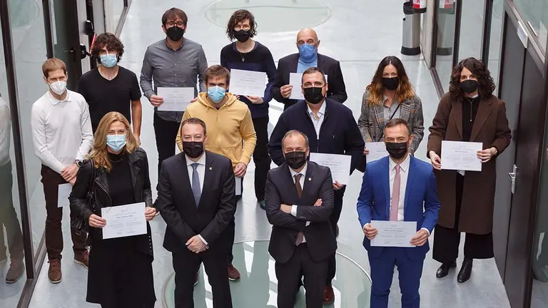 Los profesores y profesoras distinguidos, junto con el rector Ramón Gonzalo y el vicerrector de Investigación Francisco Javier Arregui. UPNA