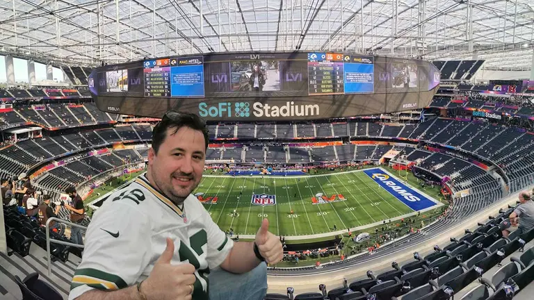 Íñigo Aínsa en la LVI edición de la Superbowl en el SiFi Stadium de Los Ángeles.