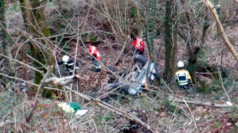 Agentes de la Policía Foral, en el lugar del accidente en el que ha fallecido un joven de 21 años. CEDIDA POLICÍA FORAL