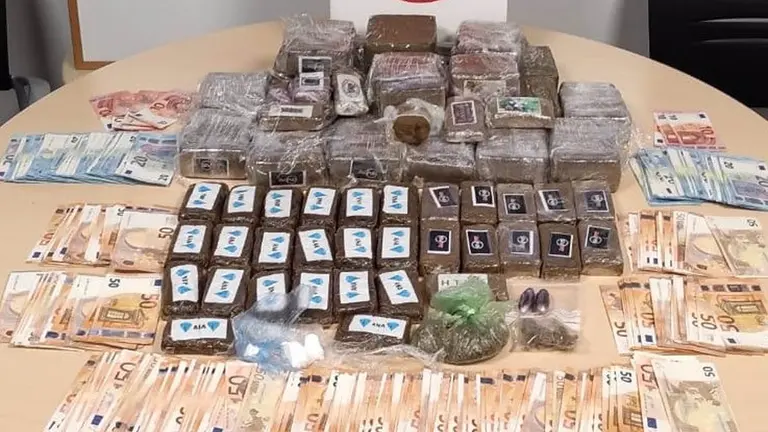 14 kilos de hach&iacute;s, coca&iacute;na, marihuana y 20.000 euros incautados en una operaci&oacute;n antidroga en Arre. POLIC&Iacute;A FORAL