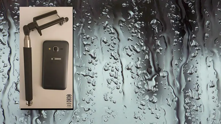 Palo 'selfie' y móvil incautado al joven de 24 años con los que grababa en el baño a su vecina en Pamplona. POLICÍA FORAL.