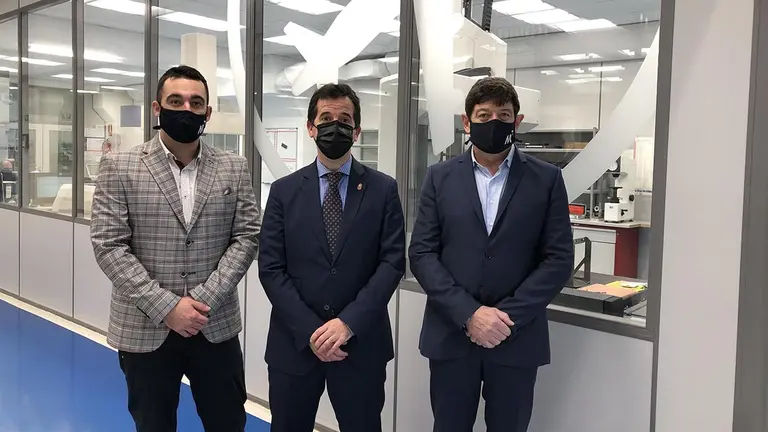 El subdirector de Microlan, Aitor Etxeberria; el consejero Irujo, y el director gerente de Microlan, Javier Etxeberria - GOBIERNO DE NAVARRA