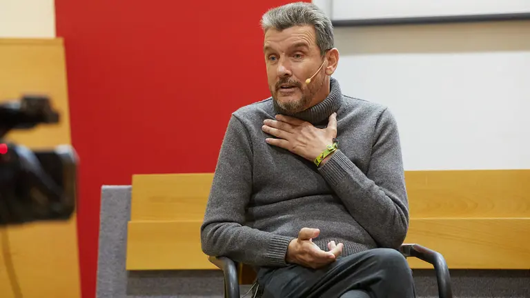 Juan Carlos Unzué, exjugador y entrenador de fútbol y enfermo de ELA, ofrece la conferencia 'Trabajo en equipo, la clave del éxito'. IÑIGO ALZUGARAY