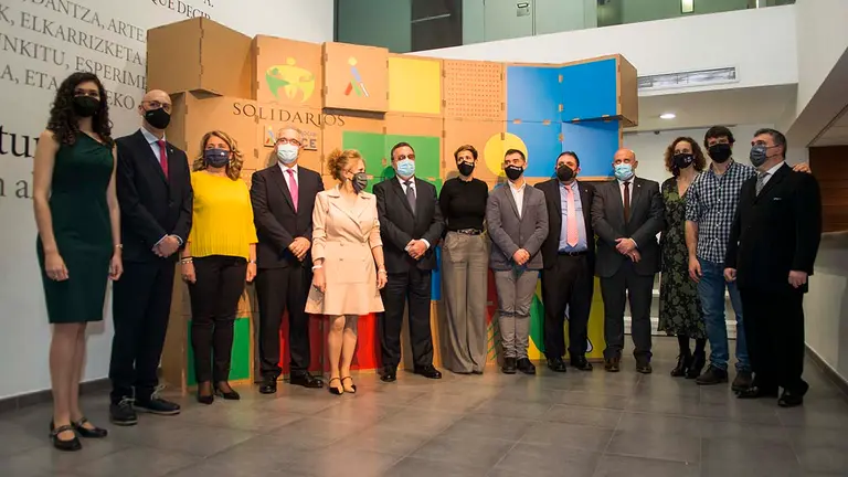 Premiados con los Solidarios ONCE Navarra 2021, junto a responsables de la ONCE y autoridades navarras. CEDIDA