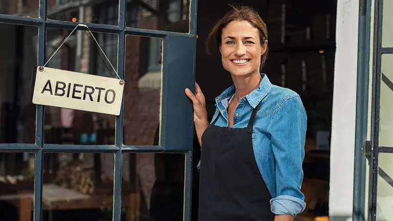 Una mujer en la puerta de un local de hostelería. CEDIDA