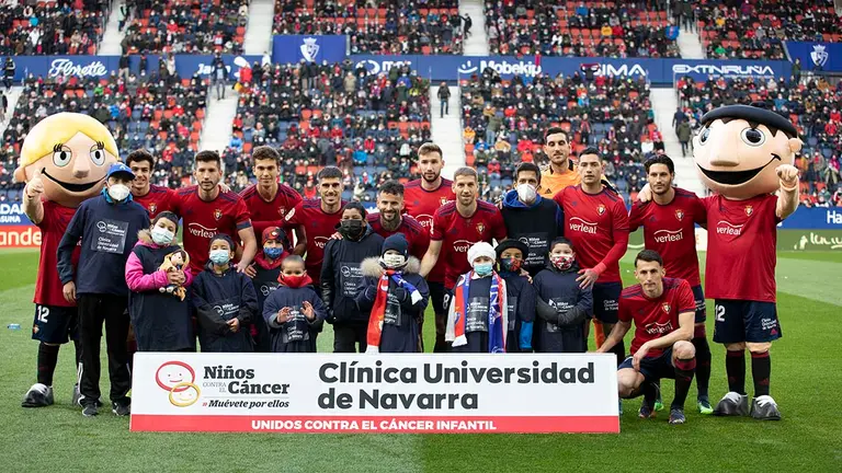 Pacientes de oncologia pediatrica de la Clinica Universidad de Navarra con la alineacion de Osasuna. CUN