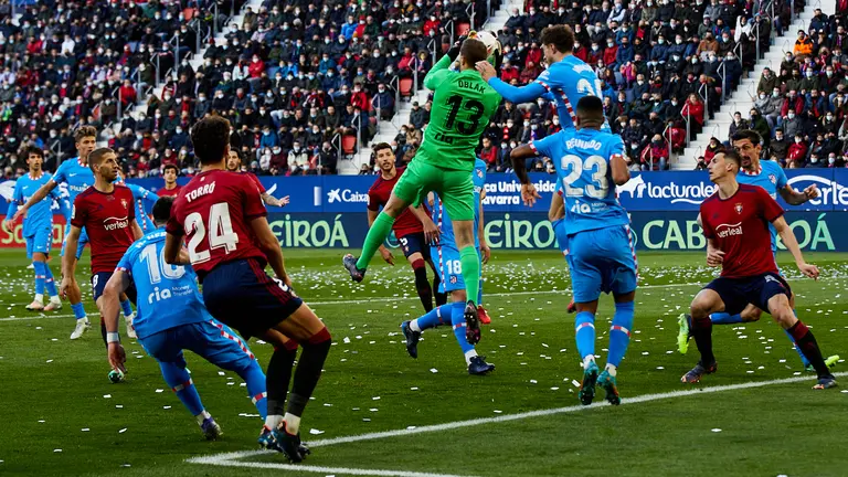 Partido de La Liga Santander entre Osasuna y Atlético de Madrid disputado en el estadio de El Sadar. IÑIGO ALZUGARAY