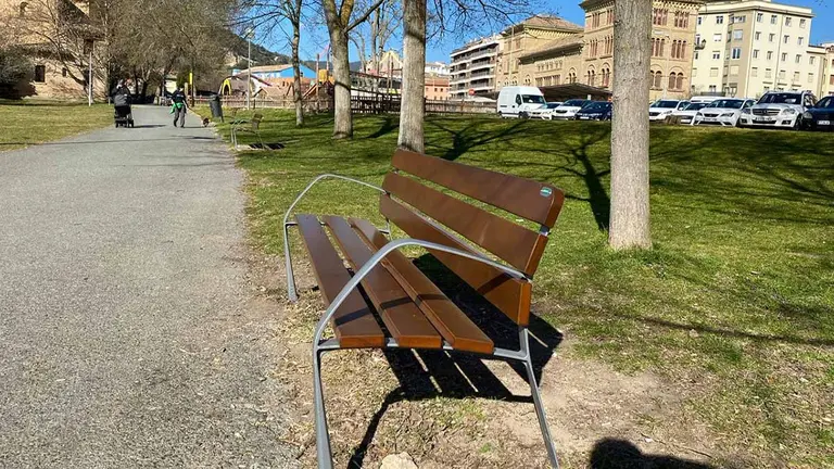 El Ayuntamiento de Estella coloca nuevos bancos en el parque Los Llanos. AYUNTAMIENTO DE ESTELLA
