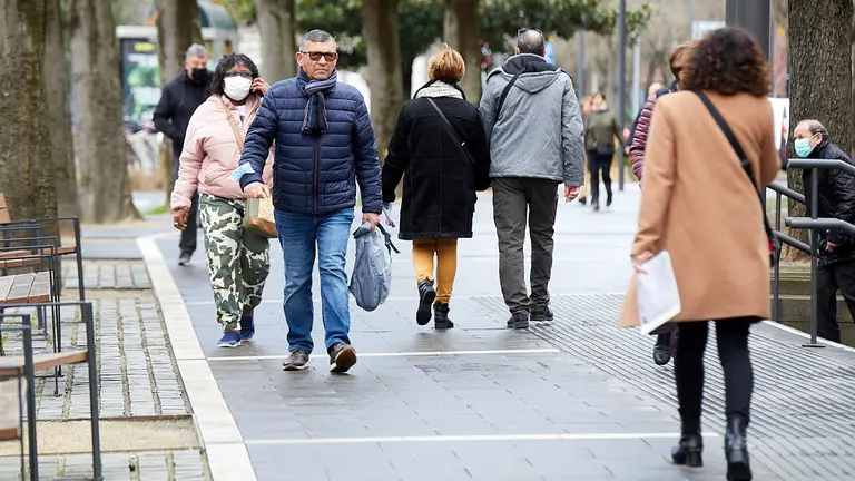 Una calle de Pamplona tras la retirada de la obligación de llevar la mascarilla en exteriores. IÑIGO ALZUGARAY
