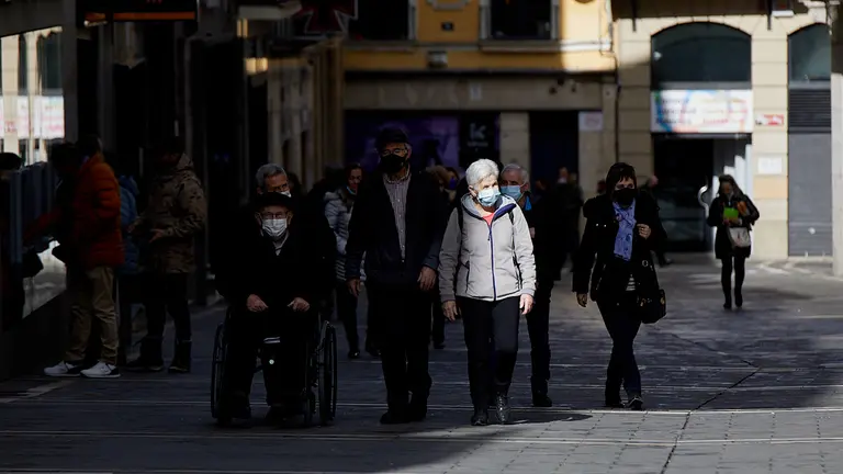 Una calle de Pamplona tras la retirada de la obligación de llevar la mascarilla en exteriores. IÑIGO ALZUGARAY