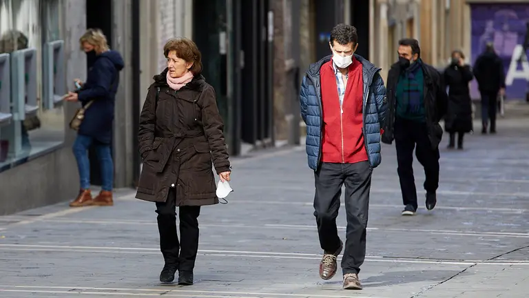 Una calle de Pamplona tras la retirada de la obligación de llevar la mascarilla en exteriores. IÑIGO ALZUGARAY