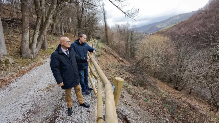 El consejero de Cohesión Territorial, Bernardo Ciriza, y el alcalde de Leitza, Mikel Zabaleta, durante la visita al talud afectado por las riadas GOBIERNO DE NAVARRA