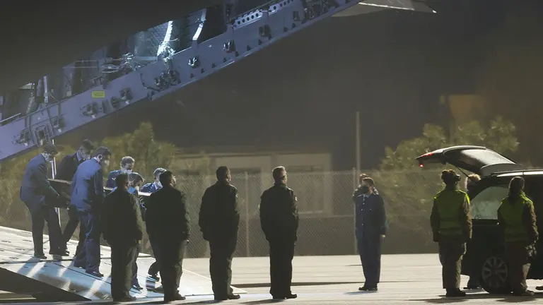 Llega al aer&oacute;dromo militar de Lavacolla el avi&oacute;n A400 del Ej&eacute;rcito del Aire con los tres supervivientes del naufragio en aguas canadienses del pesquero Villa de Pitanxo, as&iacute; como los restos mortales de cinco de sus compa&ntilde;eros, hoy lunes en Santiago de Compostela. EFE / Lavandeira.