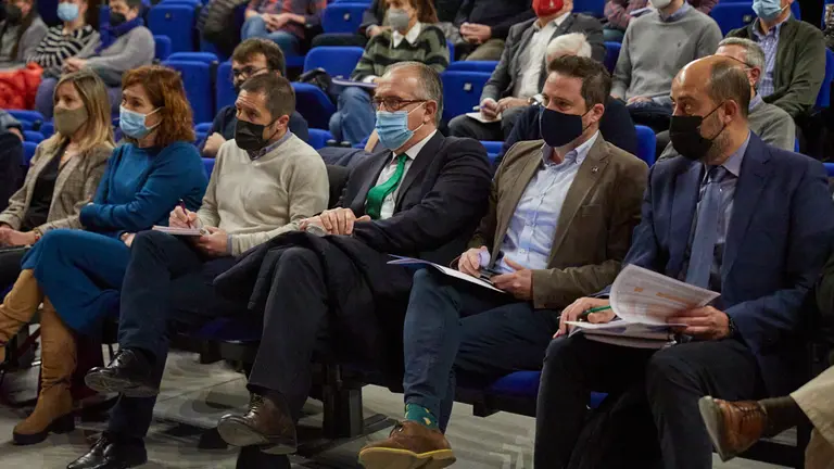 El vicepresidente del Gobierno de Navarra, Javier Remírez; el consejero de Cohesión Territorial, Bernando Ciriza; la consejera de Desarrollo Rural y Medio Ambiente, Itziar Gómez; y la presidenta de la Confederación Hidrográfica del Ebro (CHE), María Dolores Pascual; se reúnen con representantes de los ayuntamientos afectados por las inundaciones. IÑIGO ALZUGARAY