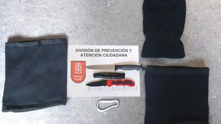 Objetos incautados a los menores que detuvieron por robo con violencia en Zizur Mayor. POLIC&Iacute;A FORAL