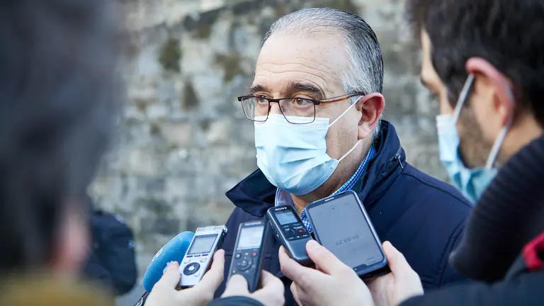 La Comisión y la Gerencia de Urbanismo del Ayuntamiento, con el alcalde Enrique Maya a la cabeza, visitan las obras del baluarte de Parma. IÑIGO ALZUGARAY